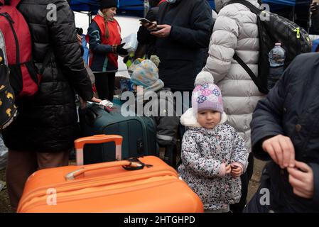 Przemysl, Warsaw, Poland. 28th Feb, 2022. Ukrainian refugees arrive at the reception point in Przemysl on February 28, 2022 in Przemysl, Poland. According to the ministry of the interior more than 320.000 people fleeing war-torn Ukraine have crossed the border with Poland as February 28, and more than 40.000 have found shelter and first-aid in the recption points. (Credit Image: © Aleksander Kalka/ZUMA Press Wire) Stock Photo