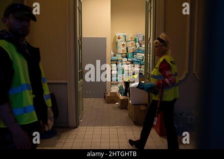 Przemysl, Warsaw, Poland. 28th Feb, 2022. Volunteers work at the reception point at Przemysl main train station on February 28, 2022 in Przemysl, Poland. According to the ministry of the interior more than 320.000 people fleeing war-torn Ukraine have crossed the border with Poland as February 28, and more than 40.000 have found shelter and first-aid in the recption points. (Credit Image: © Aleksander Kalka/ZUMA Press Wire) Stock Photo