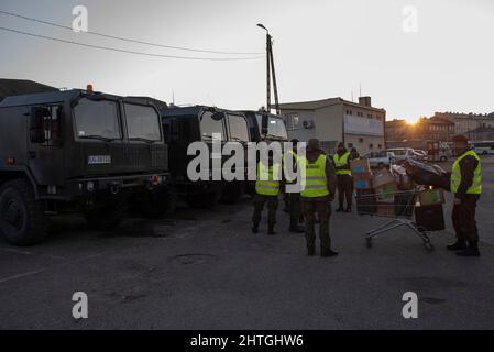 Przemysl, Warsaw, Poland. 28th Feb, 2022. Soldiers of the Territorial Defence Force are seen outside the the reception point in Przemysl on February 28, 2022 in Przemysl, Poland. According to the ministry of the interior more than 320.000 people fleeing war-torn Ukraine have crossed the border with Poland as February 28, and more than 40.000 have found shelter and first-aid in the recption points. (Credit Image: © Aleksander Kalka/ZUMA Press Wire) Stock Photo