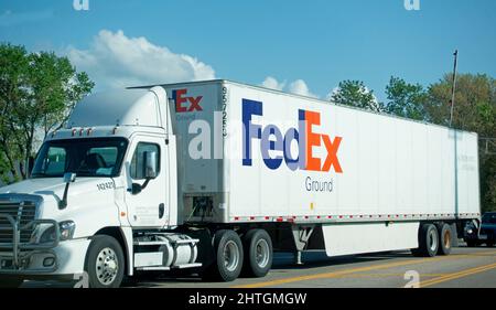 USA運輸会社FedEx FedEx truck on the road making package deliveries. Shakopee