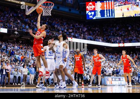 Chapel Hill, NC, USA. 28th Feb, 2022. Syracuse Orange forward Cole Swider (21) gets underneath for a layup during overtime of the ACC basketball matchup at Dean Smith Center in Chapel Hill, NC. (Scott Kinser/Cal Sport Media). Credit: csm/Alamy Live News Stock Photo