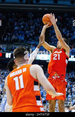 Chapel Hill, NC, USA. 28th Feb, 2022. Syracuse Orange forward Cole Swider (21) shoots a three during overtime of the ACC basketball matchup at Dean Smith Center in Chapel Hill, NC. (Scott Kinser/Cal Sport Media). Credit: csm/Alamy Live News Stock Photo