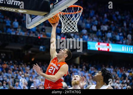 Chapel Hill, NC, USA. 28th Feb, 2022. Syracuse Orange forward Cole Swider (21) gets underneath for a layup during overtime of the ACC basketball matchup at Dean Smith Center in Chapel Hill, NC. (Scott Kinser/Cal Sport Media). Credit: csm/Alamy Live News Stock Photo