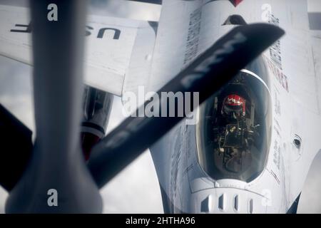 U.S. Air Force Maj. Ryan 'Slinga' Yingling, U.S. Air Force Air Demonstration Squadron 'Thunderbirds' opposing solo pilot, approaches a KC-135 Stratotanker assigned to MacDill Air Force Base, Florida, for refueling over the Southwestern United States, Feb. 22, 2022. The Thunderbirds flew from Daytona, Florida, back to Nellis AFB, Nevada, after performing a fly-over at the Daytona 500. (U.S. Air Force photo by Airman 1st Class Lauren Cobin) Stock Photo