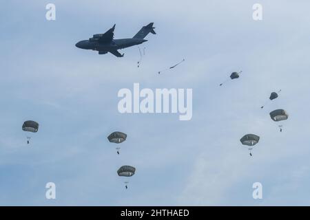 Paratroopers from the Royal Thai Army participate in Basic Airborne ...