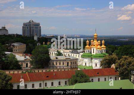 Ukraine, Stadt Kiew, Blick vom Glockenturm auf die Klosteranlage des Kiewer Hoehlenklosters, Heiliges Mariae-Himmelfahrt-Kloster, Petscherskaja Lawrad Stock Photo