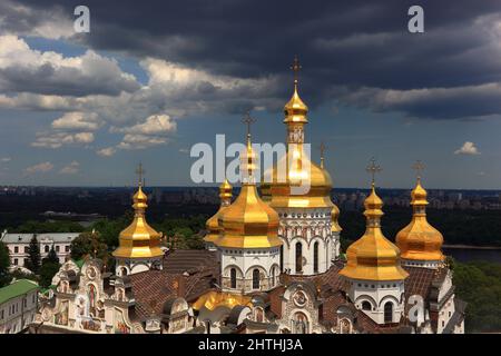 Ukraine, Stadt Kiew, Blick vom Glockenturm auf die Uspenski-Kathedrale und die Klosteranlage des Kiewer Hoehlenklosters, Heiliges Mariae-Himmelfahrt-K Stock Photo