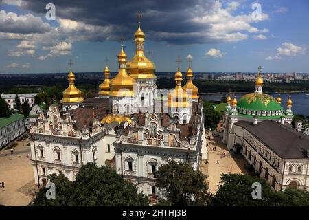 Ukraine, Kiew, Blick vom Glockenturm auf die Uspenski-Kathedrale und die Klosteranlage des Kiewer Hoehlenklosters, Heiliges Mariae-Himmelfahrt-Kloster Stock Photo