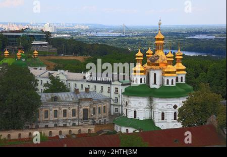 Ukraine, Kiew, Blick vom Glockenturm auf die Klosteranlage des Kiewer Hoehlenklosters, Heiliges Mariae-Himmelfahrt-Kloster, Petscherskaja Lawraden und Stock Photo