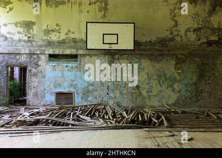 Ukraine, Sperrzone, Pripjat, in der unbewohnbaren 30-Kilometer-Zone um das Kraftwerk von Tschernobyl und der Arbeitersiedlung Pripjat, Turnhalle Stock Photo