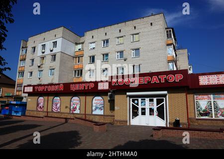 Ukraine, kleine Ortschaft mit Geschaeften vor der unbewohnbaren 30-Kilometer-Zone um das Kraftwerk von Tschernobyl und der Arbeitersiedlung Pripjat Stock Photo