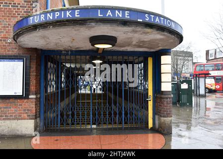 Turnpike Lane, London, UK. 1st Mar 2022. Tube strike in London shuts down the whole system. Turnpike Lane station on the Piccadilly Line. Credit: Matthew Chattle/Alamy Live News