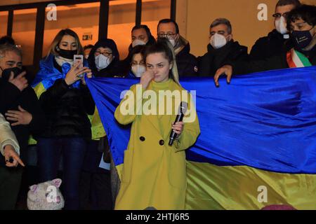 February 28, 2022, Pagani, Campania/Salerno, Italy: Pagani, Salerno, Italy - February 28, 2022 :Young Ukrainian woman talks to people about the rally. ''United for Ukraine'', is the name of the peace march organized by the citizens with the presence of political, religious and the large representation of the Ukrainian community present in the territory. In the city of Pagani alone there are more than 1,500 citizens of Ukrainian nationality. (Credit Image: © Pasquale Senatore/Pacific Press via ZUMA Press Wire) Stock Photo