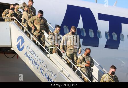 Nuremberg, Germany. 01st Mar, 2022. U.S. soldiers leave a Boeing 767-300 that has just landed at Albrecht Dürer Airport. 200 U.S. soldiers, who are being transferred from Nuremberg to the 7th Army Training Command (7th ATC) in Grafenwoehr, landed in Nuremberg coming from the United States. Credit: Karl-Josef Hildenbrand/dpa/Alamy Live News Stock Photo