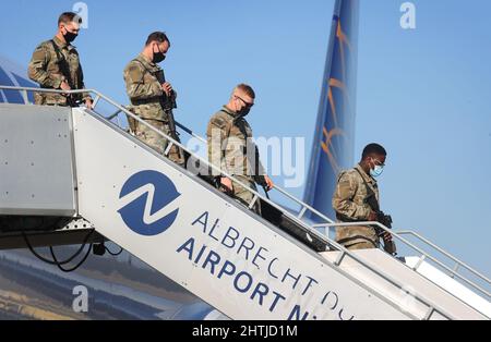 Nuremberg, Germany. 01st Mar, 2022. U.S. soldiers leave a Boeing 767-300 that has just landed at Albrecht Dürer Airport. 200 U.S. soldiers, who are being transferred from Nuremberg to the 7th Army Training Command (7th ATC) in Grafenwoehr, landed in Nuremberg coming from the United States. Credit: Karl-Josef Hildenbrand/dpa/Alamy Live News Stock Photo