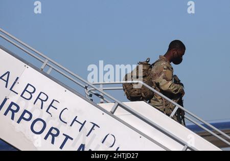 Nuremberg, Germany. 01st Mar, 2022. U.S. soldiers leave a Boeing 767-300 that has just landed at Albrecht Dürer Airport. 200 U.S. soldiers, who are being transferred from Nuremberg to the 7th Army Training Command (7th ATC) in Grafenwoehr, landed in Nuremberg coming from the United States. Credit: Karl-Josef Hildenbrand/dpa/Alamy Live News Stock Photo