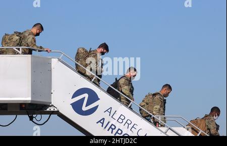 Nuremberg, Germany. 01st Mar, 2022. U.S. soldiers leave a Boeing 767-300 that has just landed at Albrecht Dürer Airport. 200 U.S. soldiers, who are being transferred from Nuremberg to the 7th Army Training Command (7th ATC) in Grafenwoehr, landed in Nuremberg coming from the United States. Credit: Karl-Josef Hildenbrand/dpa/Alamy Live News Stock Photo