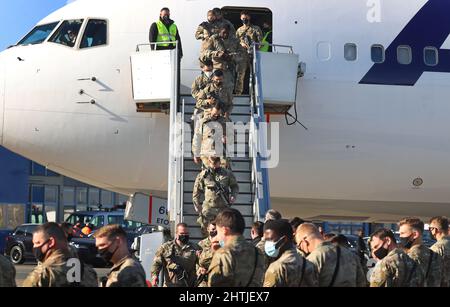 Nuremberg, Germany. 01st Mar, 2022. U.S. soldiers leave a Boeing 767-300 that has just landed at Albrecht Dürer Airport. 200 U.S. soldiers, who are being transferred from Nuremberg to the 7th Army Training Command (7th ATC) in Grafenwoehr, landed in Nuremberg coming from the United States. Credit: Karl-Josef Hildenbrand/dpa/Alamy Live News Stock Photo