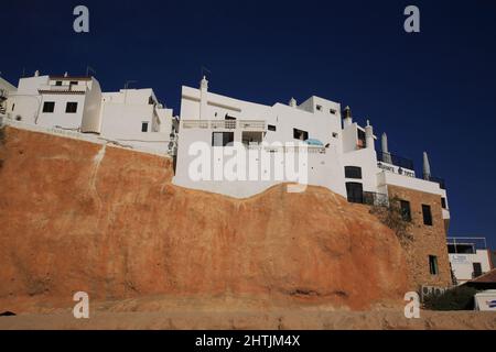 Häuser und Hotels an der Steilküste des Strand von Albufeira an der Algarve, Portugal Stock Photo