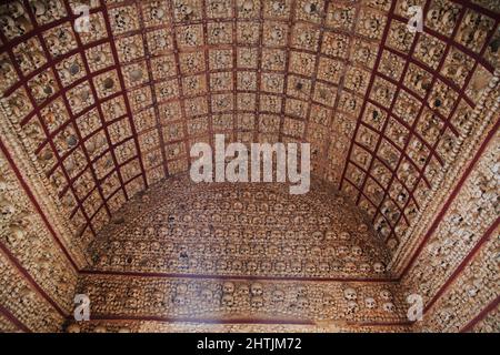 Capela dos Ossos, Knochenkapelle, ein Beinhaus in Faro in Portugal, das zur Barockkarmeliterkirche Nossa Senhora do Carmo aus dem 18. Jahrhundert gehö Stock Photo