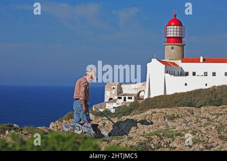 Angler und der Leuchtturm direkt am Cabo de Sao Vicente in der Algarve am südwestlichsten Punkt des europäischen Festlands, Portugal Stock Photo