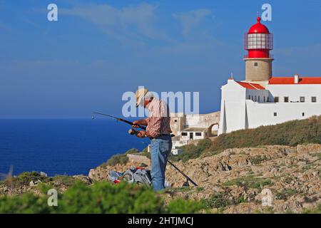 Angler und der Leuchtturm direkt am Cabo de Sao Vicente in der Algarve am südwestlichsten Punkt des europäischen Festlands, Portugal Stock Photo