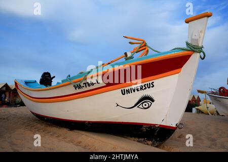 Fischerboot am Strand in Armacao de Pera, Algarve, Portugal Stock Photo