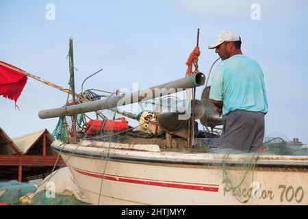 Fischerboot am Strand in Armacao de Pera, Algarve, Portugal Stock Photo