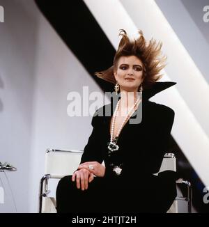 Fürstin Gloria von Thurn und Taxis mit Punkfrisur des Münchner Star-Coiffeurs Gerhard Meir, Portrait von 1986. Princess Gloria von Thurn und Taxis with punk hairstyle by Munich star hairdresser Gerhard Meir, Portrait 1986. Stock Photo