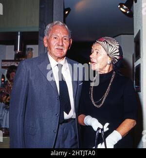 Attila Hörbiger und Paula Wessely, berühmtes Schauspielerpaar aus Österreich, Eltern von Schauspielerin Christiane Hörbiger, große Erfolge auch als Bühnendarsteller an legendären Theatern: Wiener Burgtheater, Theater in der Josefstadt u.a., hier bei einer Veranstaltung in Wien, circa 1977. Attila Hoerbiger and Paula Wessely, famous Austrian actor couple, parents of actress Christiane Hoerbiger, great successes also as stage actors at legendary theatres: Vienna Burgtheater, Theater in der Josefstadt and others, here at an event in Vienna, circa 1977. Stock Photo