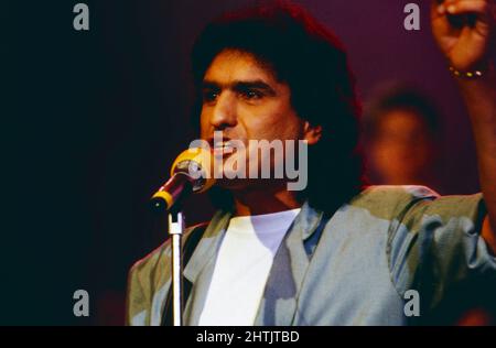 Toto Cutugno, italienischer Sänger und Songschreiber, bei einem Auftritt, Deutschland um 1990. Stock Photo