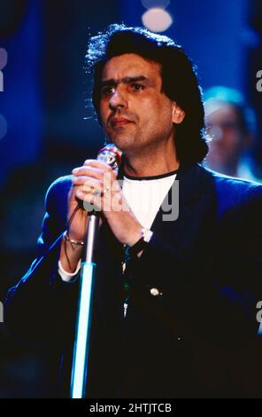 Toto Cutugno, italienischer Sänger und Songschreiber, singt bei einem Auftritt, Deutschland 1993. Stock Photo