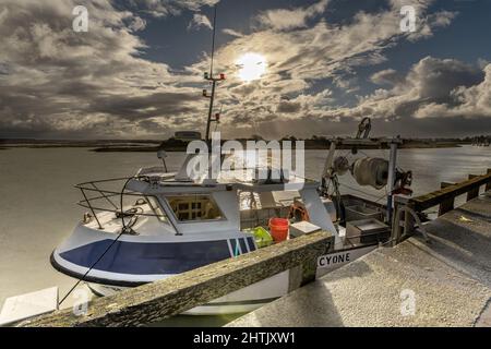 Bateau de pêche artisanale dans le port du Hourdel en baie de Somme Stock Photo