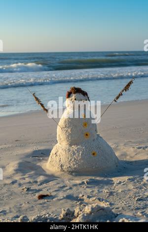 https://l450v.alamy.com/450v/2htk1hk/vertical-shot-of-a-snowman-made-of-sand-on-the-beach-in-indian-rocks-beach-florida-2htk1hk.jpg