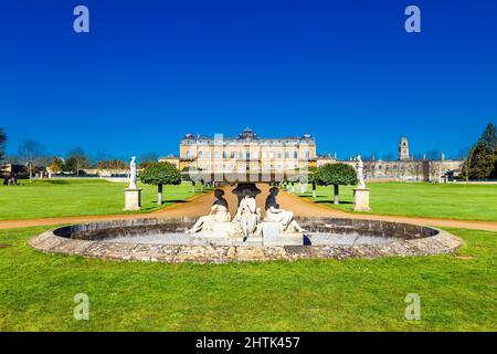 View of the fountain, formal gardens and Wrest House at Wrest Park gardens, Bedfordshire, UK Stock Photo