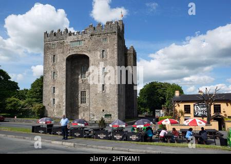 Bunratty Castle 15th century castle built for the MacNamara clan with Durty Nelly's pub, Bunratty, County Clare, Ireland Stock Photo