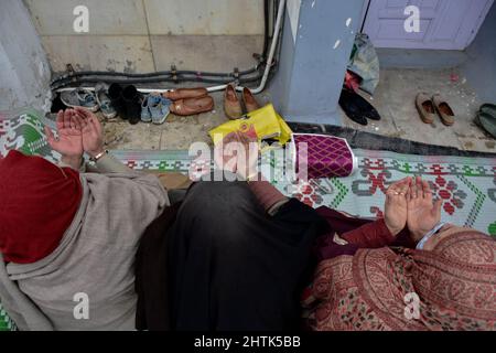 Srinagar, India. 01st Mar, 2022. Kashmiri Muslim women pray on the occasion of Mehraj-u-Alam at the Hazratbal Shrine. Amid covid-19 pandemic and inclement weather conditions, Mehraj-ul-Alam, was observed with religious fervor across Jammu and Kashmir. Mehraj-u-Alam marks ascension day, the journey from earth to heavens of the Prophet Muhammad (PBUH). Credit: SOPA Images Limited/Alamy Live News Stock Photo