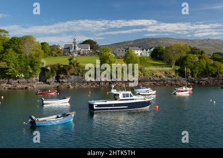 View of harbour with Mount Gabriel behind, Schull, Mizen Head Peninsula, County Cork, Ireland Stock Photo