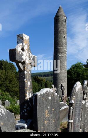 Celtic cross and Round Tower, Glendalough, County Wicklow, Ireland Stock Photo