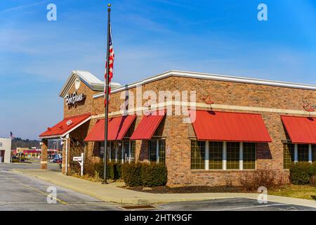 York, PA, USA - February 16, 2022: Bob Evans Restaurant Building. Bob Evans is a casual dining restaurant that specializes in American breakfast, lunc Stock Photo