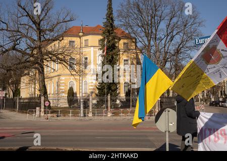 Munich, Germany. 01st Mar, 2022. Ukraine flag infront of the Russian Consulate General. On March 1st, 2022, about 30 people gathered at the Europaplatz in Munich, Germany, to show their solidarity with Ukraine. The demonstrators demanded the immediate withdrawal of Russian troops, a political solution to the conflict, the support of the German government and immediate sanctions against Russia. The demo was organized by Irina Revina Hofmann. (Photo by Alexander Pohl/Sipa USA) Credit: Sipa USA/Alamy Live News Stock Photo