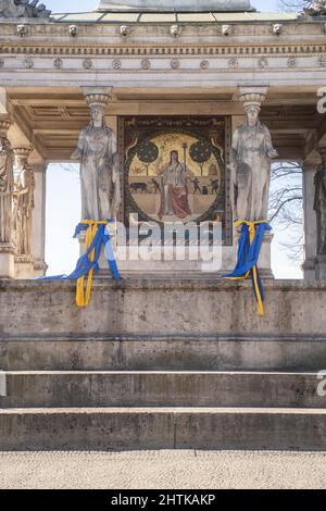 Munich, Germany. 01st Mar, 2022. The Friedensengel in Munich, Germany, decorated in the colors of the Ukrainian flag to show solidarity with Ukraine at war on March 1st, 2022. (Photo by Alexander Pohl/Sipa USA) Credit: Sipa USA/Alamy Live News Stock Photo