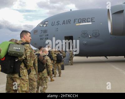 Fort Bragg, United States. 04 February, 2022. U.S. Army paratroopers, with the 82nd Airborne Division, board a C-17 Globemaster III transport aircraft for deployment to Poland from Fort Bragg airfield, February 4, 2022 in Fort Bragg, North Carolina. The soldiers are deploying to Eastern Europe in support of NATO allies and deter Russian aggression toward Ukraine. Credit: Spc. Casey Brumbach/U.S Army/Alamy Live News Stock Photo
