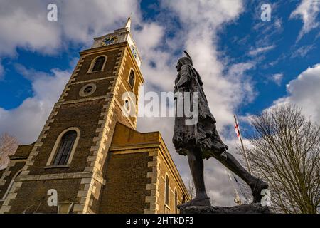 St Georges Church and the statue of Pocahontas in Gravesend Kent Stock Photo