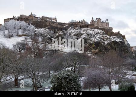 Edinburgh Castle and Princes Street Gardens in the snow, Edinburgh, Scotland Stock Photo