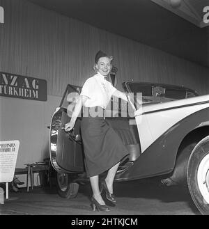 In the 1950s. A young woman working in the Mercedes area of a trade fair is standing half way in a Mercedes- Benz modell 170 S a two seated convertible car. Sweden 1951 Kristoffersson ref BD38-5 Stock Photo