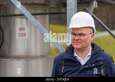 Energiewende-Staatssekretär Tobias Goldschmidt besucht Gasspeicher der Stadtwerke Kiel in Rönne und informiert sich über die aktuelle Versorgungssitua Stock Photo