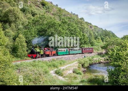 Hunslet 0-4-2T 'Trangkil No.4' and 'Chaka's Kraal No.6' pass through Aberglaslyn Pass on the Welsh Highland Railway Stock Photo