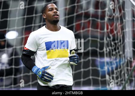 Milan, Italy. March 1, 2022, Mike Maignan of AC Milan warms up wearing a Ukrainian flag on their shirt to indicate peace and sympathy with Ukraine prior to    the Coppa Italia semi-final first leg match between Ac Milan and Fc Internazionale at Stadio Giuseppe Meazza on March 1, 2022 in Milan, Italy. Credit: Marco Canoniero/Alamy Live News Stock Photo