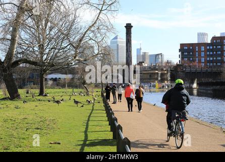 Mile End Park by Regents Canal in winter sunshine with Canary Wharf beyond, in east London, UK Stock Photo